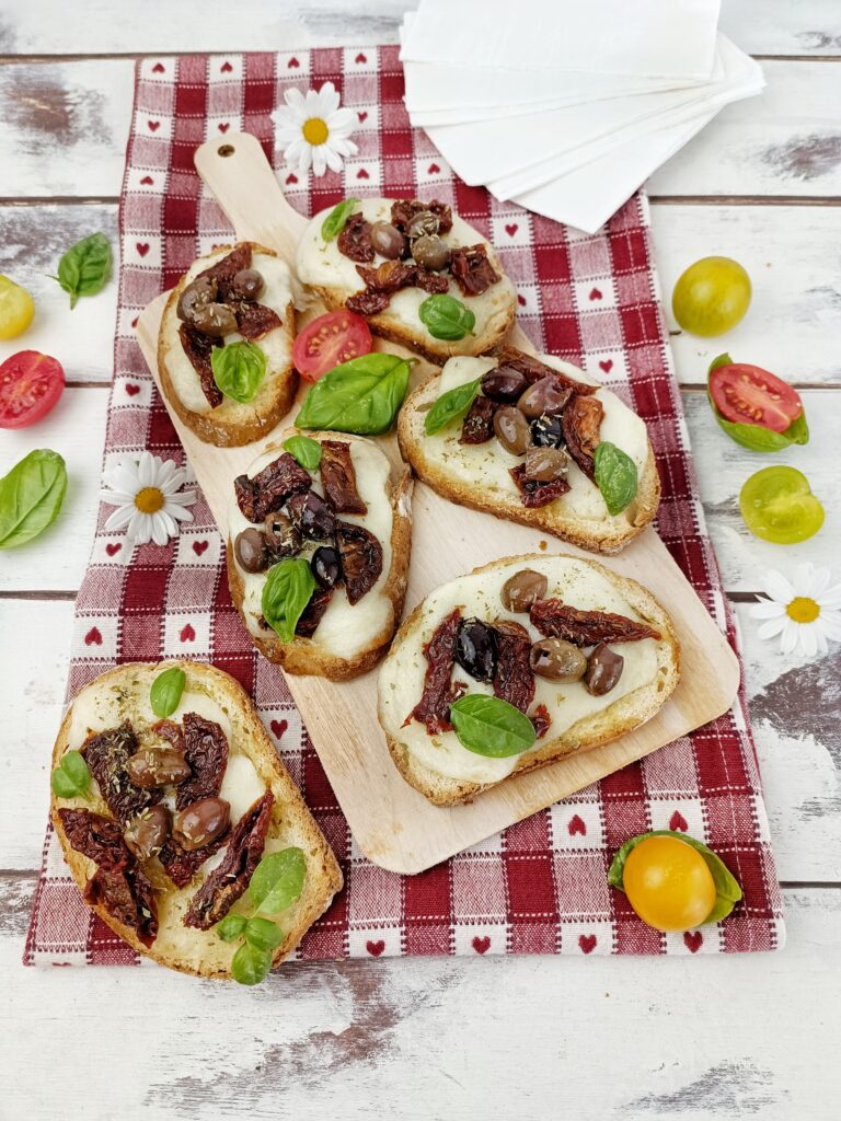 CROSTINI DI PANE ALLA MEDITERRANEA 