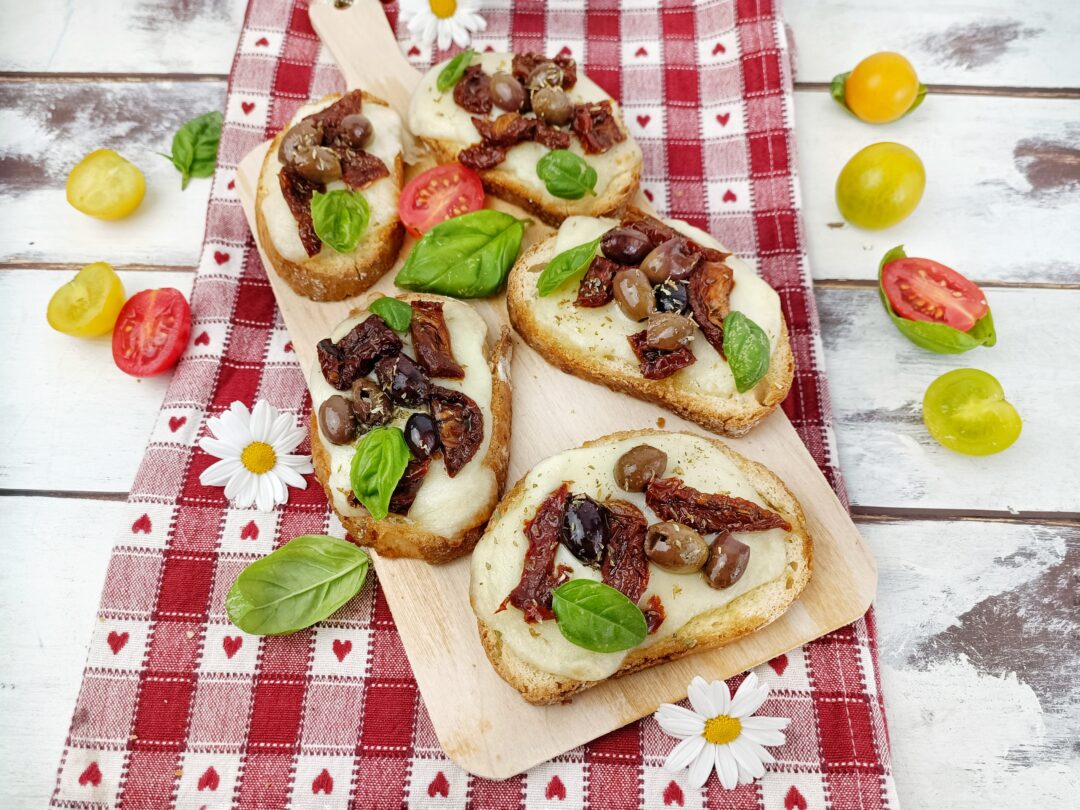 CROSTINI DI PANE ALLA MEDITERRANEA