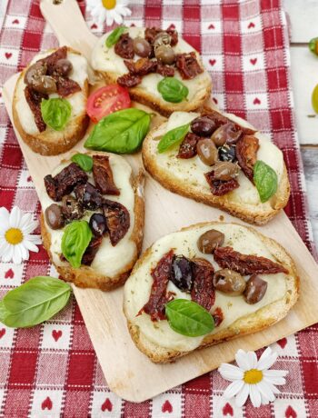 CROSTINI DI PANE ALLA MEDITERRANEA