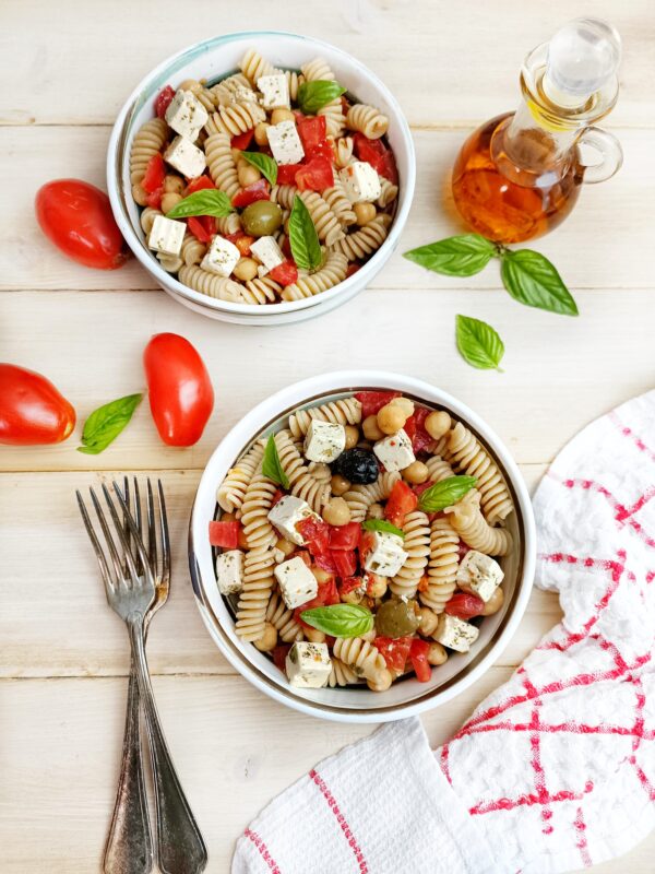 Distribuiamo la pasta nelle fondine individuali, uniamo il basilico fresco e serviamo.