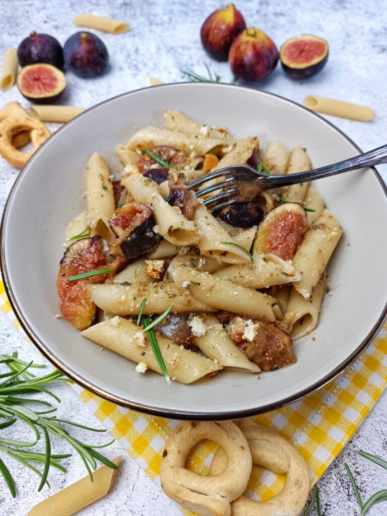 PENNE CON FICHI E ACCIUGHE 