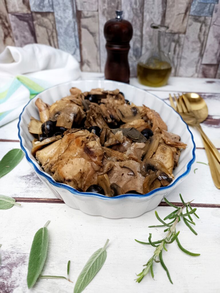 CONIGLIO CON FUNGHI E OLIVE NERE 