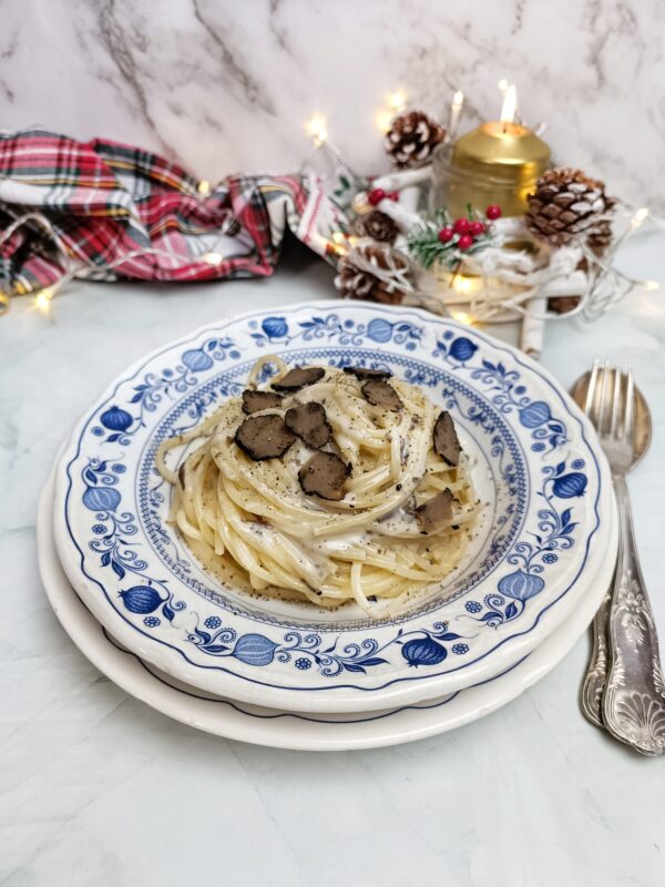 Serviamo nei piatti da portata ben caldi e aggiungiamo le scaglie di tartufo e del pepe nero messo da parte.