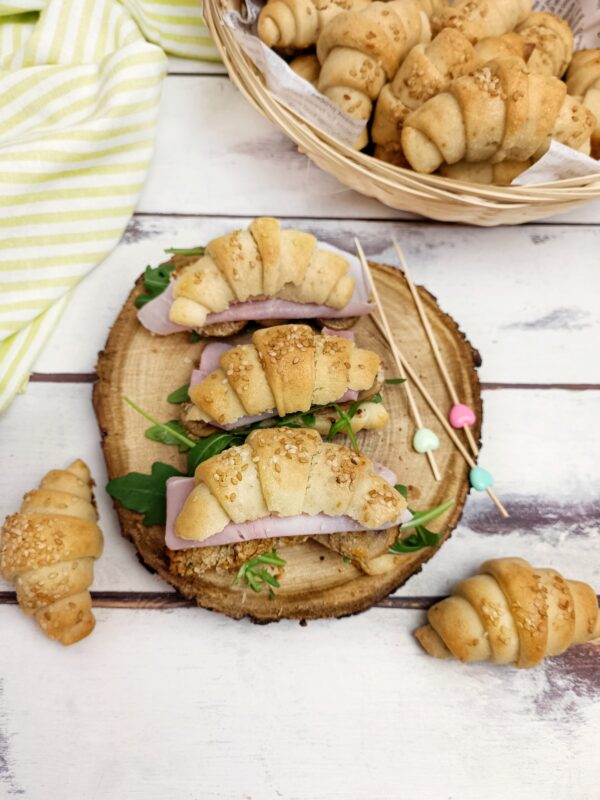 Apriamo i croissant e li farciamo con rucola, cotolette di funghi e per finire prosciutto cotto.