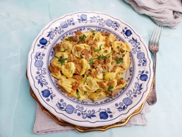 TORTELLINI CON PASTA DI SALAME E PAPRIKA: LA RICETTA