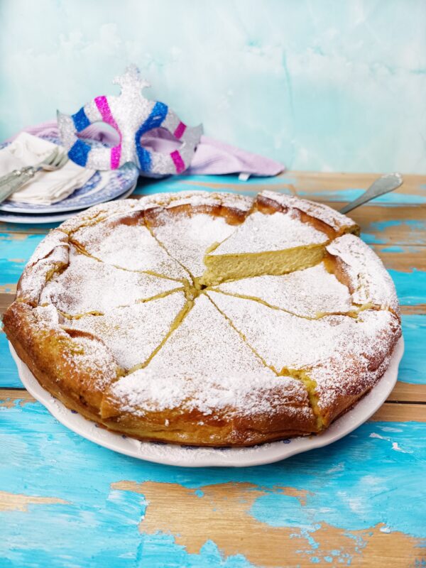 Una volta freddo decoriamo con zucchero a velo e serviamo.