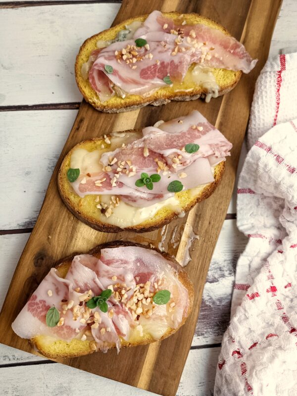 Una volta pronti potete godere di queste deliziose fette di pane con guanciale e gorgonzola.