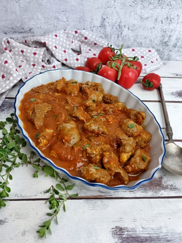 Serviamo i bocconcini di maiale con salsiccia al sugo su un letto di polenta, oppure possiamo condirci la pasta.