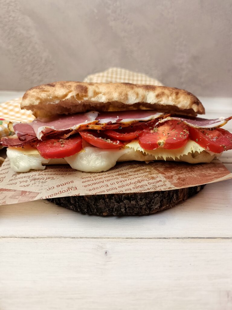 PANOZZO CON CAPICOLLO E PROVOLA 