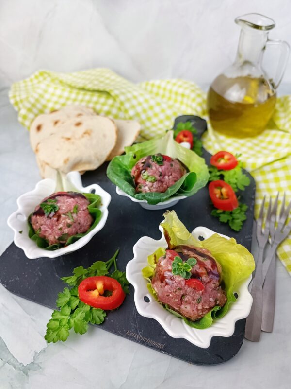 Non trovate siano golosi in formato finger food? Una volta pronte mettiamo a tavola con sfoglie di pane.