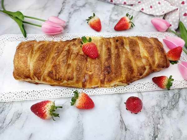 ROTOLO SFOGLIATO DI FRAGOLE E MASCARPONE: LA RICETTA