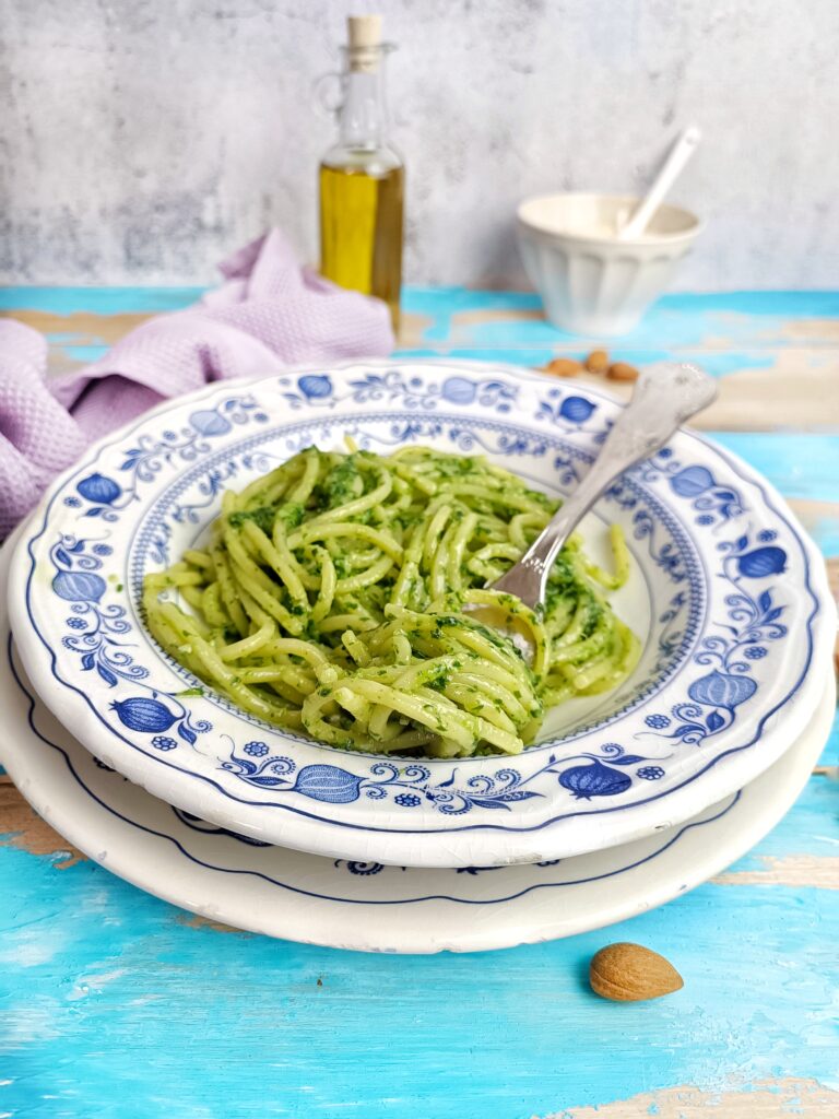 SPAGHETTI CON PESTO DI AGLIO ORSINO 