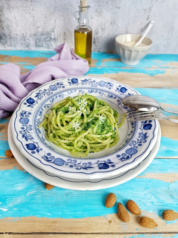 Guarnire il piatto con i fiori di aglio orsino e buon appetito.