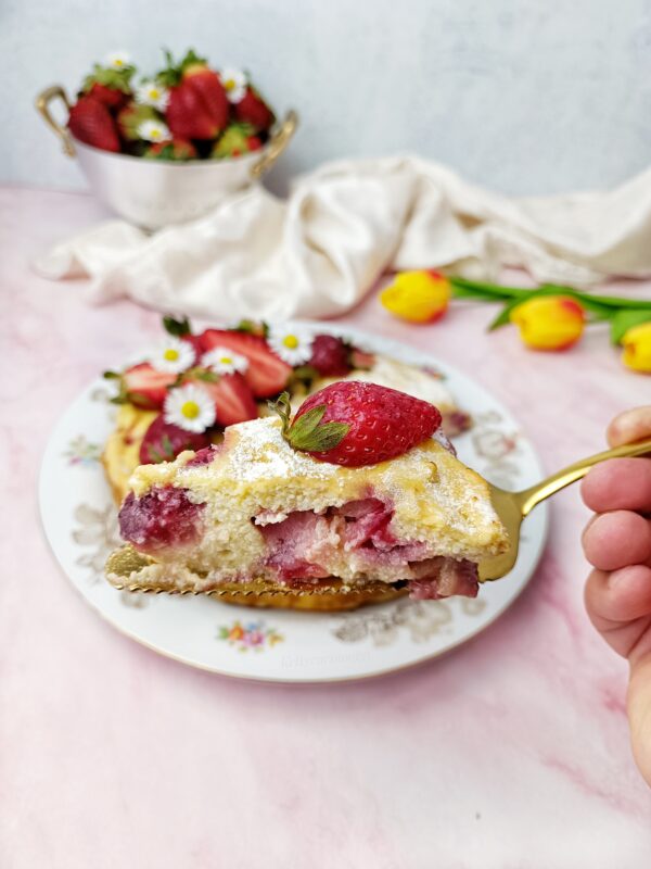 Una volta pronta lasciamo raffreddare e decoriamo con fragole fresche e zucchero a velo.