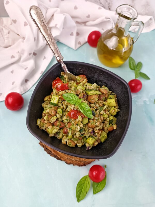Guarniamo l'insalata di farro con qualche fogliolina di basilico fresco e portiamo a tavola.