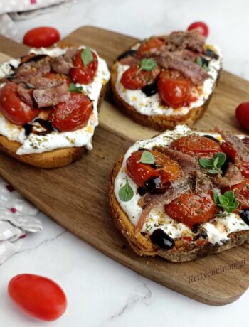 CROSTONI DI PANE ALLA MEDITERRANEA