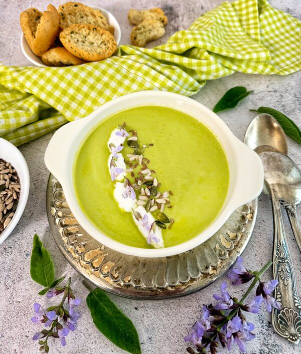 Serviamo la crema calda e possiamo gustarla con dei crostini tostati.