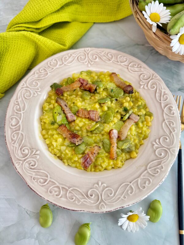 Impiattiamo la fregola in piatti fondi, guarniamo con il guanciale croccante e una spolverata di altro Pecorino Romano grattugiato e qualche fava messa da parte.