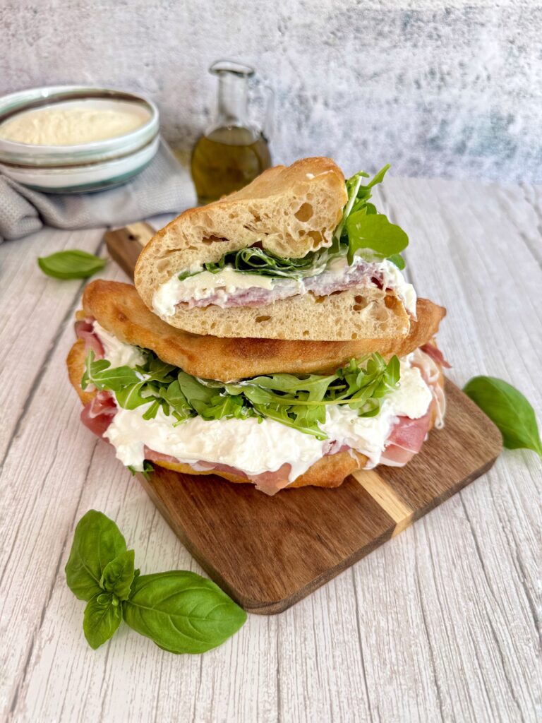 PIZZA BACIATA CON CRUDO E BURRATA 