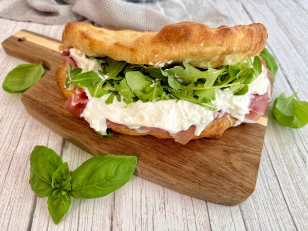 PIZZA BACIATA CON CRUDO E BURRATA: LA RICETTA