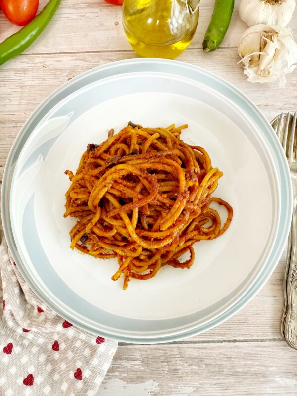 Una volta cotti, serviamo gli spaghetti immediatamente, direttamente dalla padella se possibile, per apprezzarne al meglio la croccantezza e il calore.