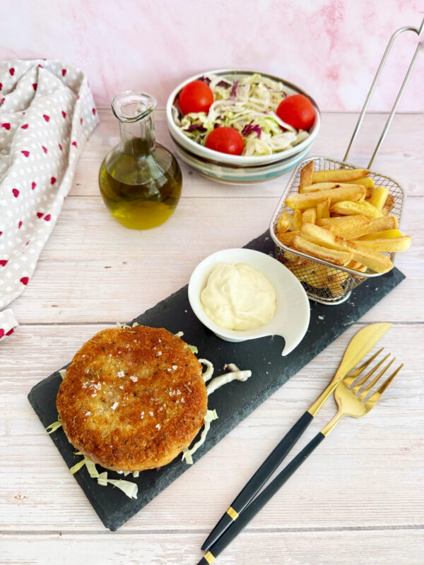 Serviamo le cotolette di hamburger immediatamente, ben calde, si abbinano perfettamente con patatine fritte, insalata fresca o patate al forno.