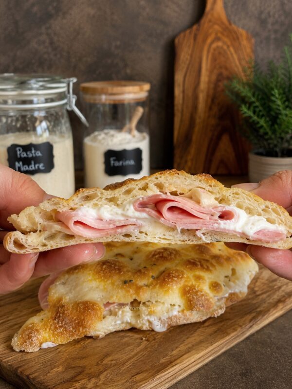 Sfornate la base calda e completate subito a crudo disponendo le fette morbide di mortadella, ciuffi generosi di stracciatella, una pioggia di granella di pistacchio e un ultimo giro di olio extravergine d'oliva a crudo prima di servire.