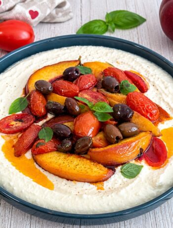 Feta montata con pesche noci e pomodorini