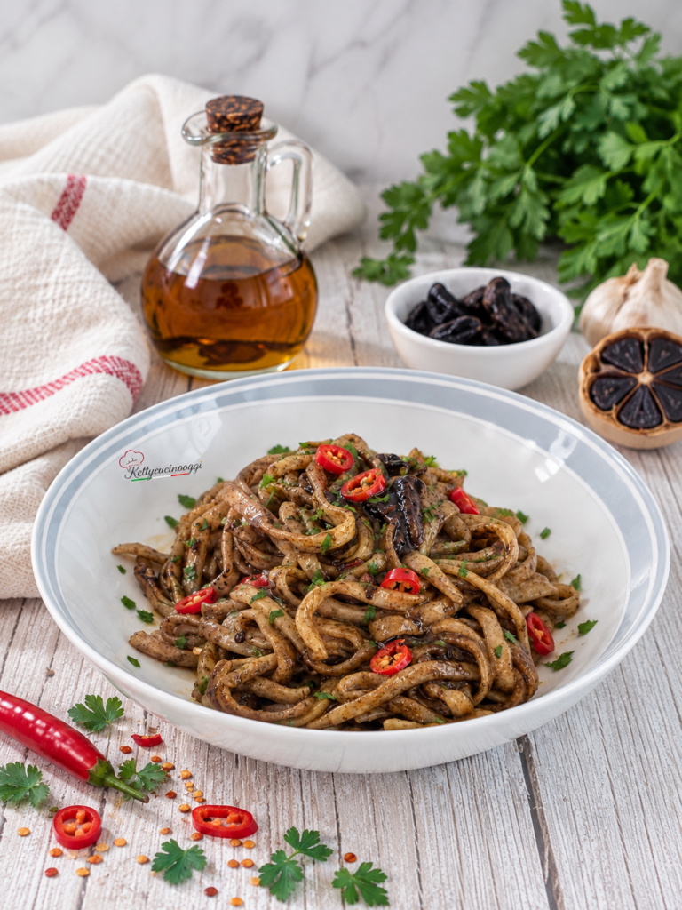 Linguine aglio nero olio e peperoncino