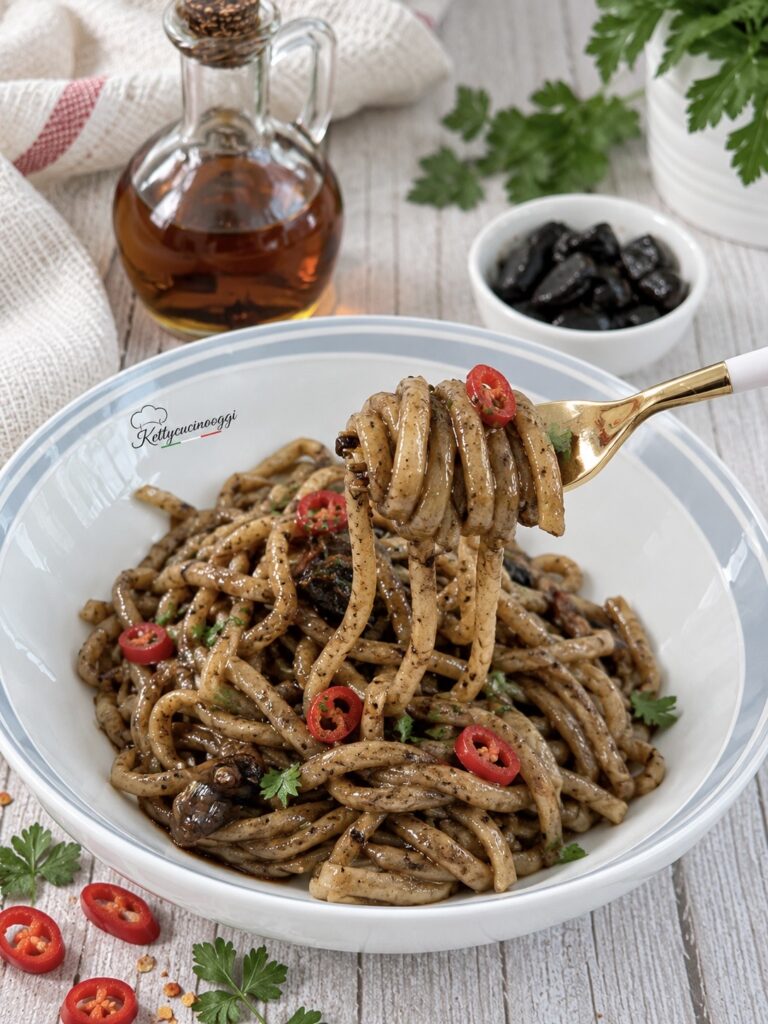 Linguine aglio nero olio e peperoncino