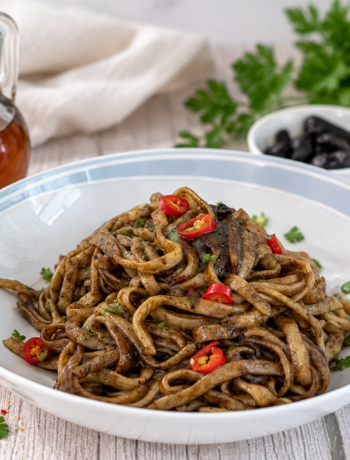 Linguine aglio nero olio e peperoncino