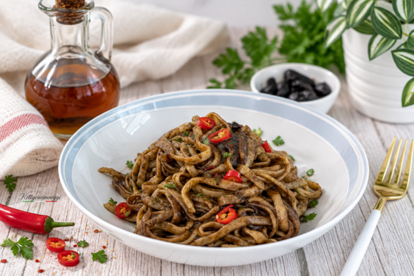 Linguine aglio nero olio e peperoncino: la ricetta