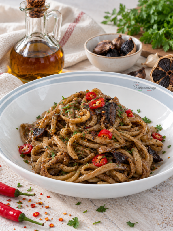 Portate in tavola queste linguine per una cena speciale o per stupire gli ospiti con un sapore insolito ma perfettamente bilanciato. 