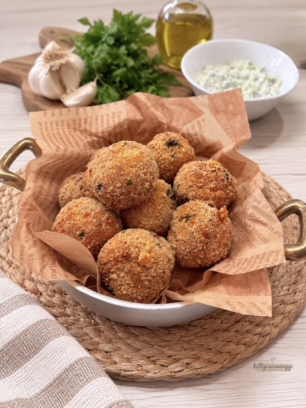 Servi le polpette ben calde accompagnandole con una fresca insalata mista e qualche cucchiaio di salsa tzatziki per un contrasto cremoso e acidulo davvero perfetto. Servi le polpette ben calde accompagnandole con una fresca insalata mista e qualche cucchiaio di salsa tzatziki per un contrasto cremoso e acidulo davvero perfetto.